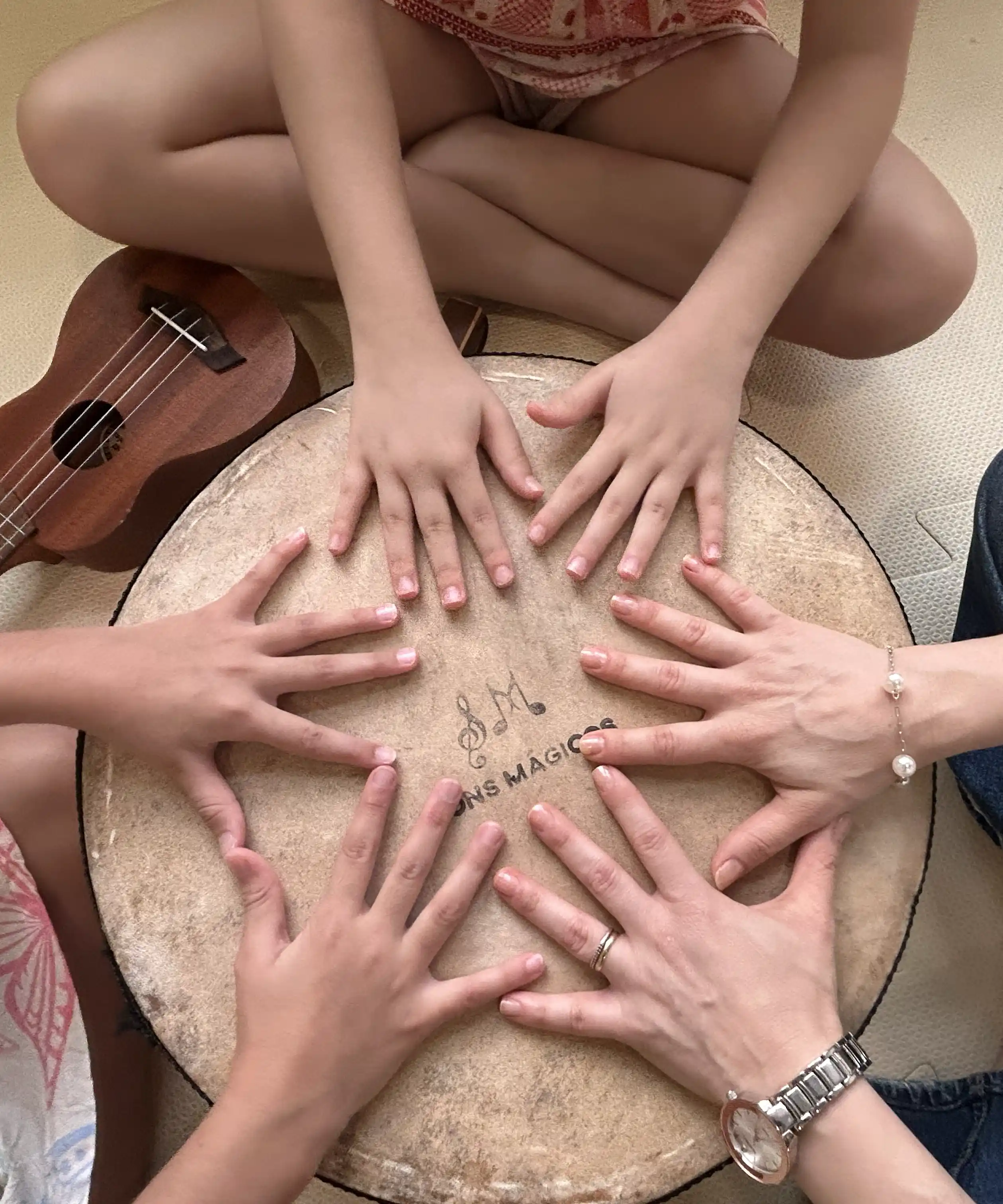 Foto mãos de crianças - Metodologia DIR/Floortime